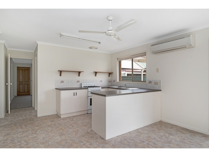 2 Emma Place, Quarry Hill VIC 3550