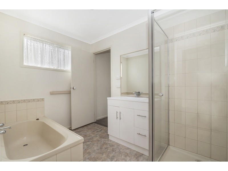 2 Emma Place, Quarry Hill VIC 3550