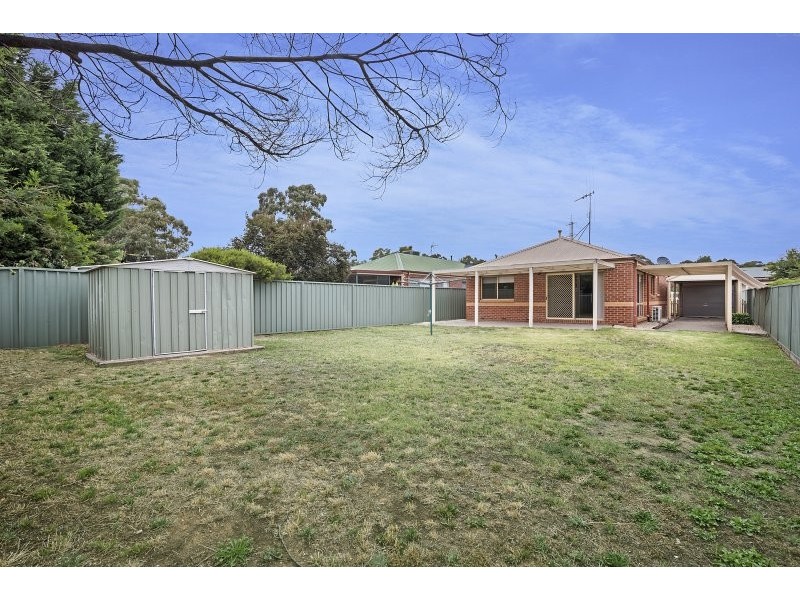 2 Emma Place, Quarry Hill VIC 3550