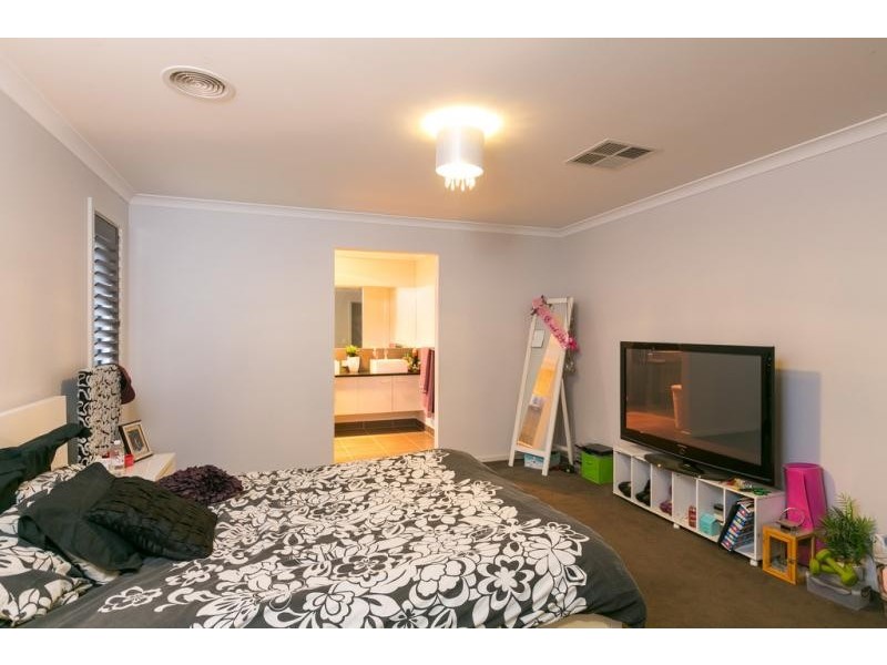 5 Klim Avenue, Kangaroo Flat VIC 3555