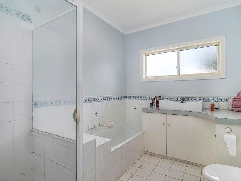 16 Yarunga Drive, Kangaroo Flat VIC 3555