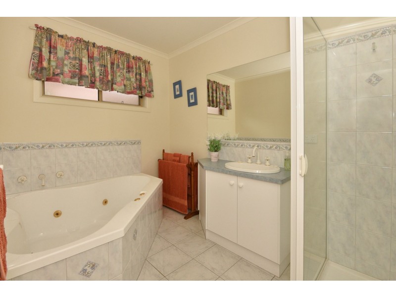15 Peace Street, Kangaroo Flat VIC 3555