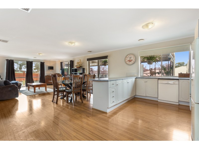 8 Julie Court, Kangaroo Flat VIC 3555