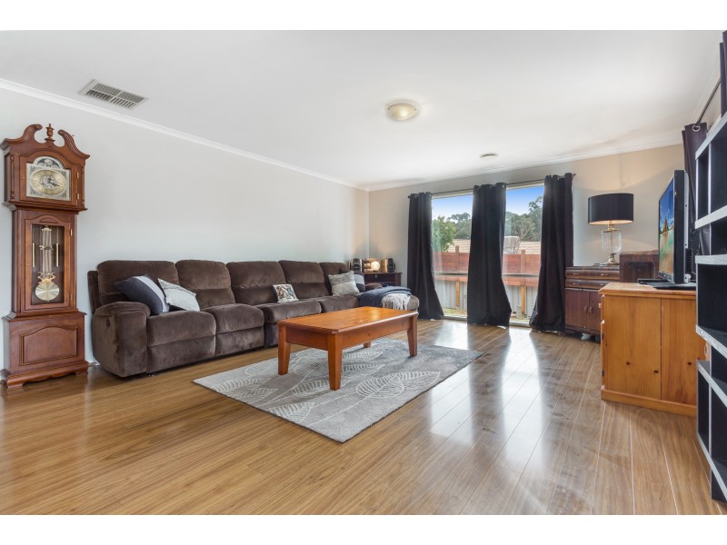 8 Julie Court, Kangaroo Flat VIC 3555