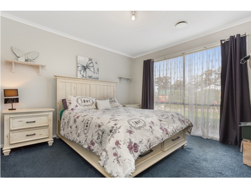 8 Julie Court, Kangaroo Flat VIC 3555