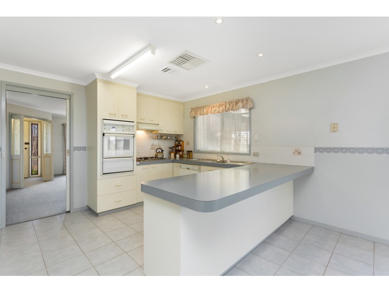40 Howell Crescent, Kangaroo Flat VIC 3555