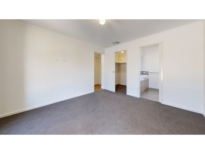 15 Blue Wren Boulevard, Kangaroo Flat VIC 3555