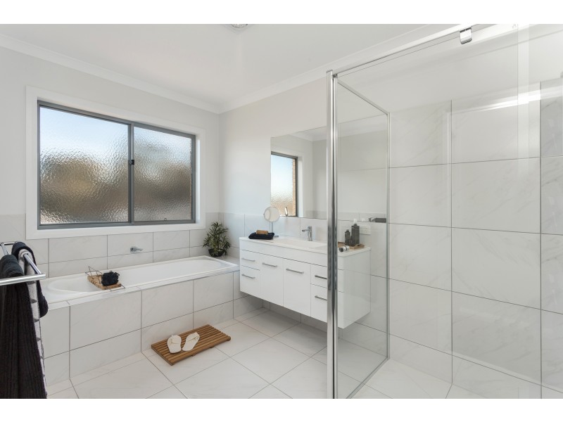 14 Poorinda Crescent, Kangaroo Flat VIC 3555