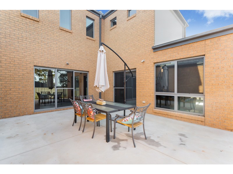 14 Poorinda Crescent, Kangaroo Flat VIC 3555