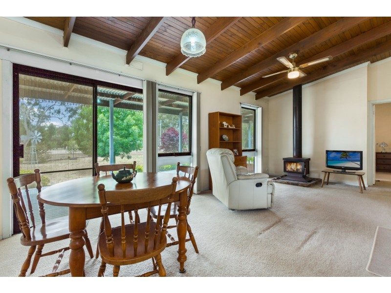 20 Oshanassy Street, Baringhup VIC 3463