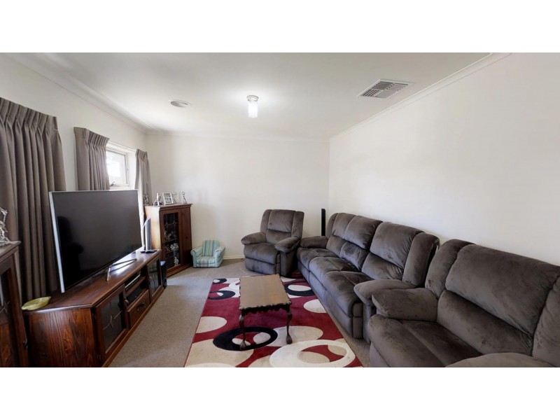 13 Edgewater Close, Eaglehawk VIC 3556
