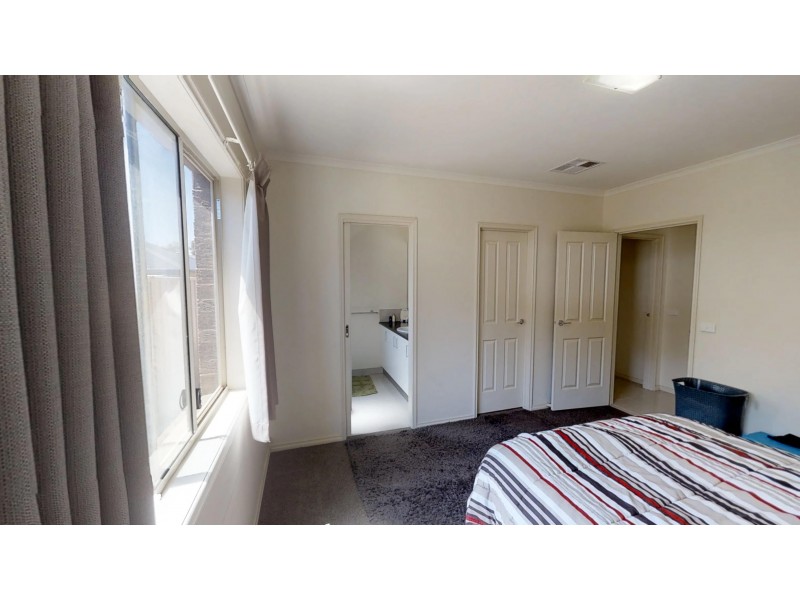 13 Edgewater Close, Eaglehawk VIC 3556
