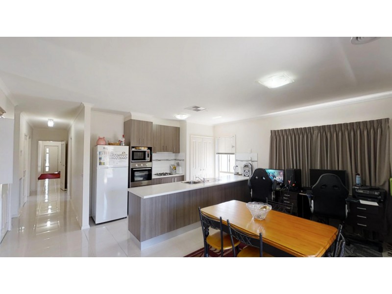13 Edgewater Close, Eaglehawk VIC 3556