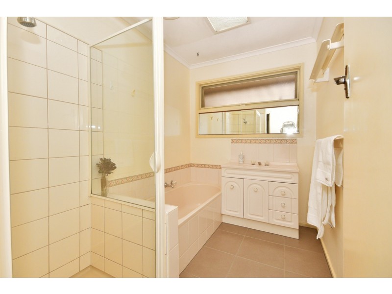 246 MacKenzie Street West, Kangaroo Flat VIC 3555