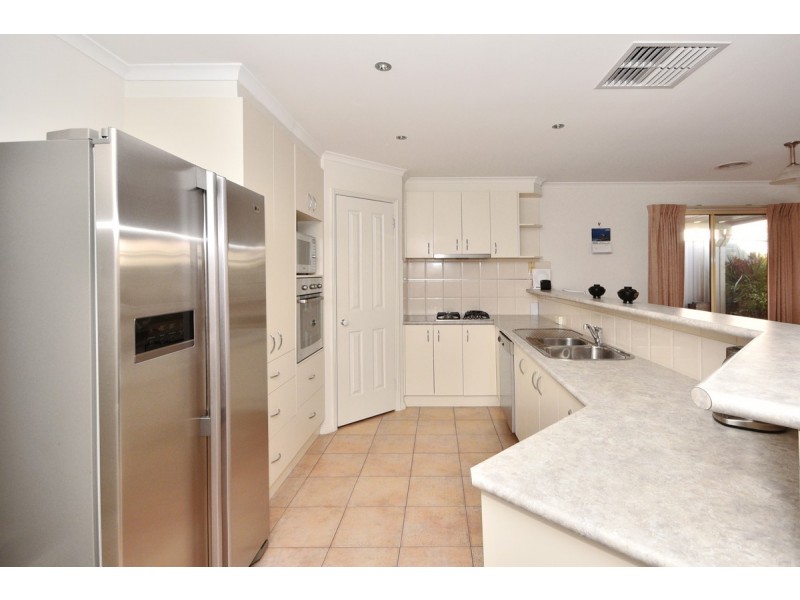 9 DeJong Court, Kangaroo Flat VIC 3555