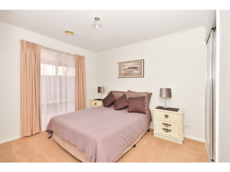 9 DeJong Court, Kangaroo Flat VIC 3555