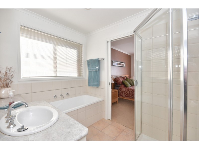 9 DeJong Court, Kangaroo Flat VIC 3555