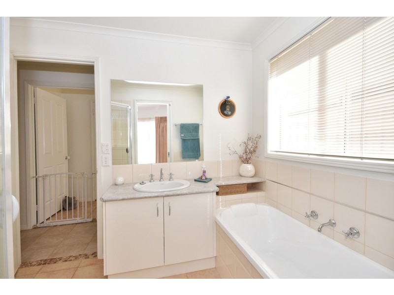 9 DeJong Court, Kangaroo Flat VIC 3555