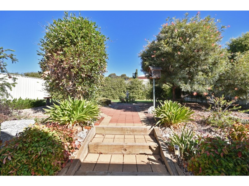 9 DeJong Court, Kangaroo Flat VIC 3555