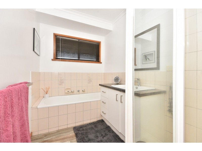 22 Lukin Crescent, Kangaroo Flat VIC 3555