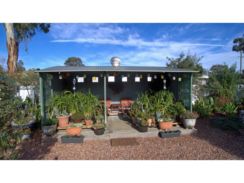 323 MacKenzie Street West, Kangaroo Flat VIC 3555