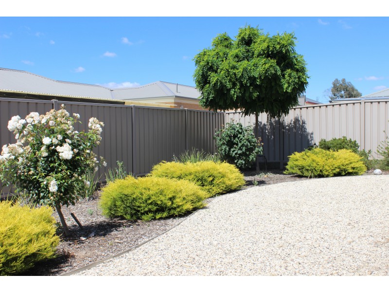 13 Edgewater Close, Eaglehawk VIC 3556