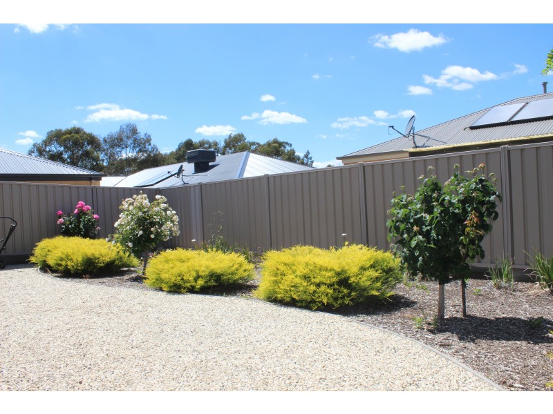 13 Edgewater Close, Eaglehawk VIC 3556
