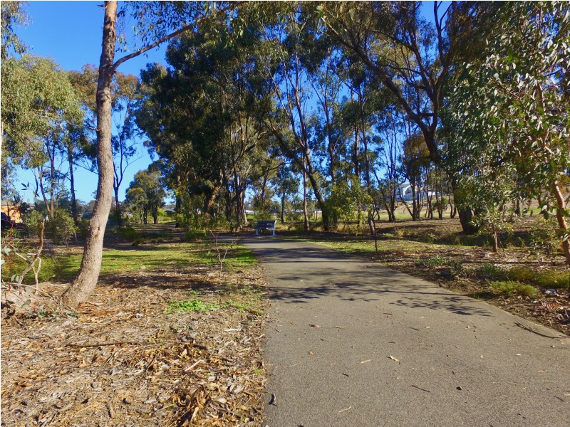 24 Inverness Drive, Junortoun VIC 3551