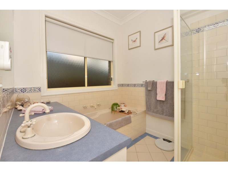 6 Sunset Boulevard, Spring Gully VIC 3550