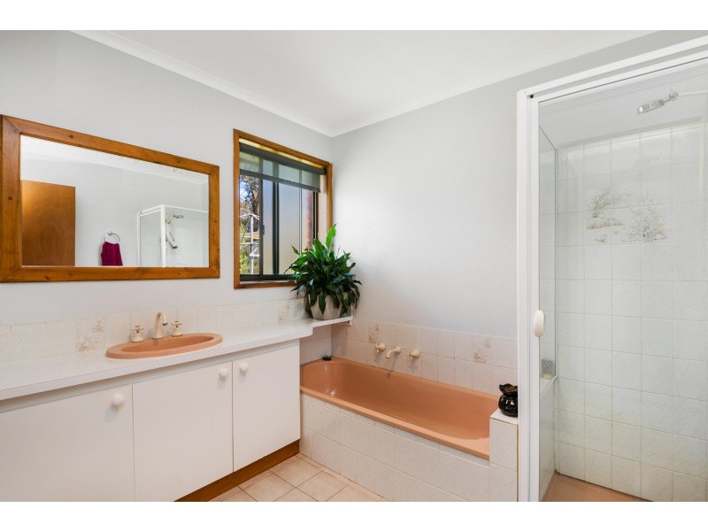 32 Akoonah Drive, Golden Square VIC 3555