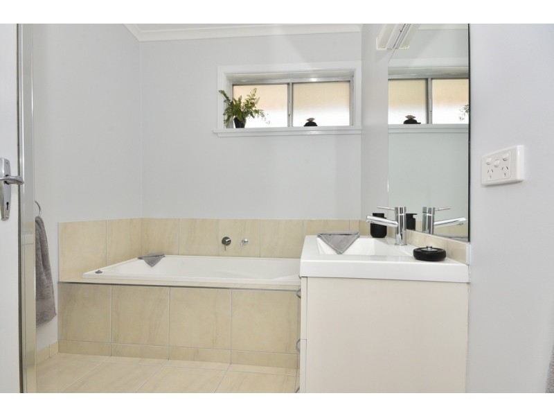 7 Hynam Avenue, Kangaroo Flat VIC 3555