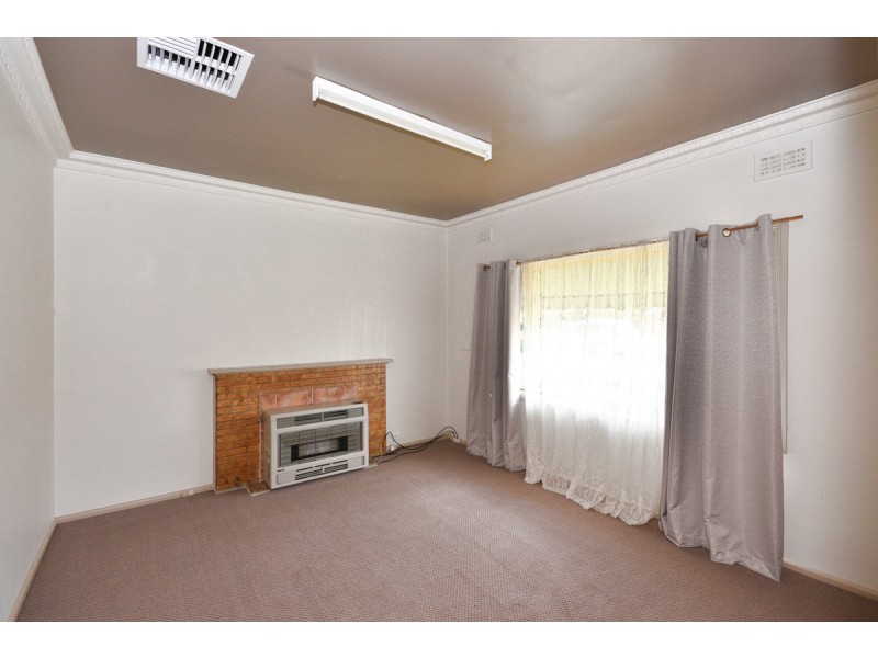 8 Neil Street, Kangaroo Flat VIC 3555