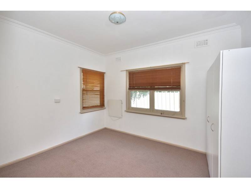 8 Neil Street, Kangaroo Flat VIC 3555