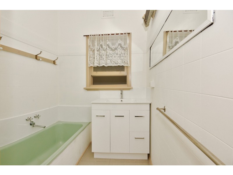 8 Neil Street, Kangaroo Flat VIC 3555