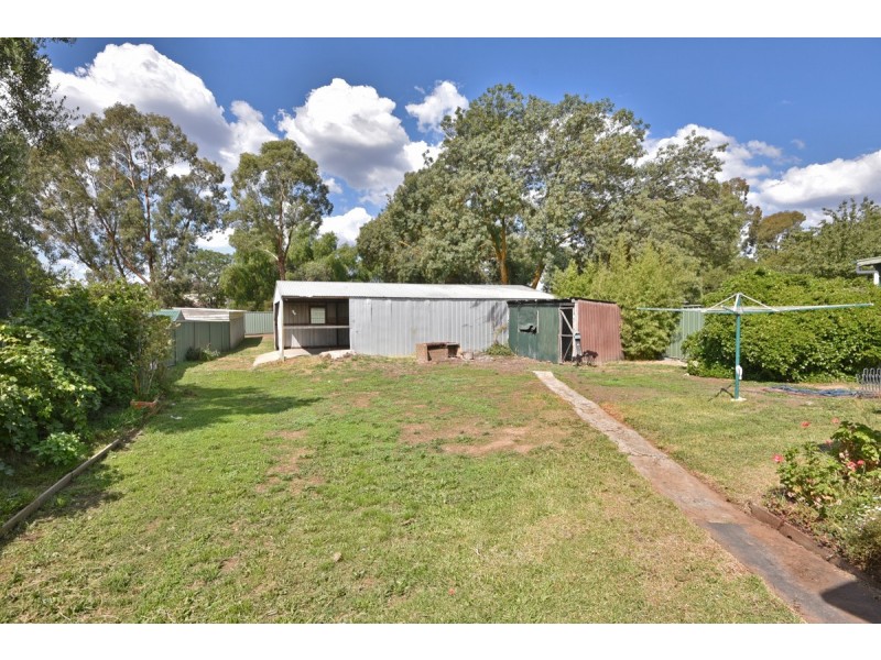 8 Neil Street, Kangaroo Flat VIC 3555