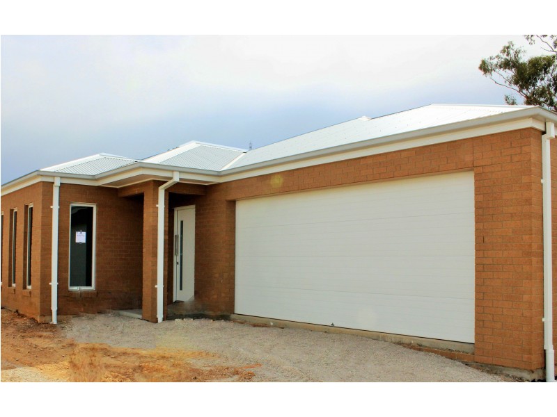 2/8A Oakes Place, Golden Square VIC 3555