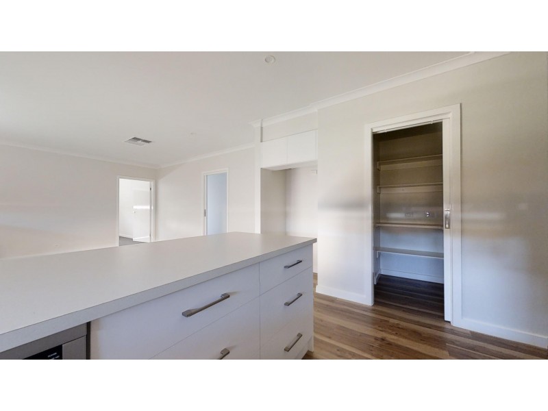 2/8A Oakes Place, Golden Square VIC 3555