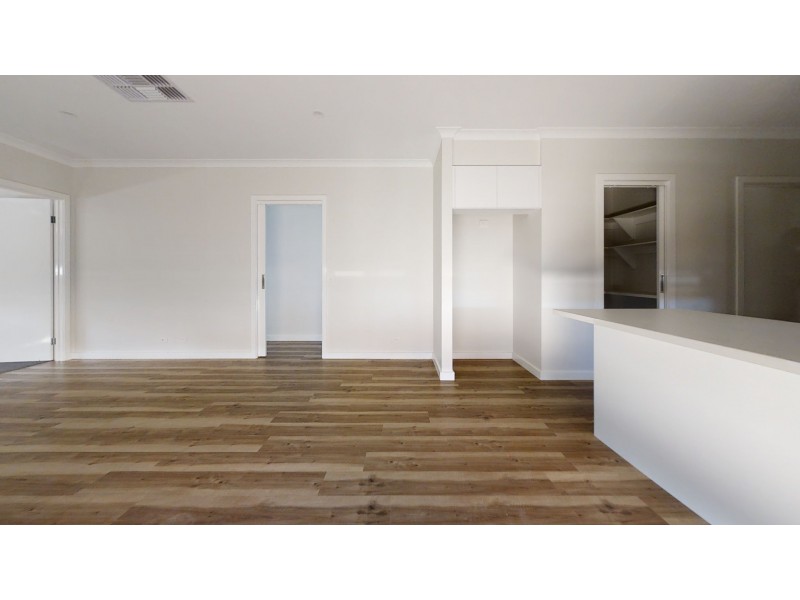 2/8A Oakes Place, Golden Square VIC 3555