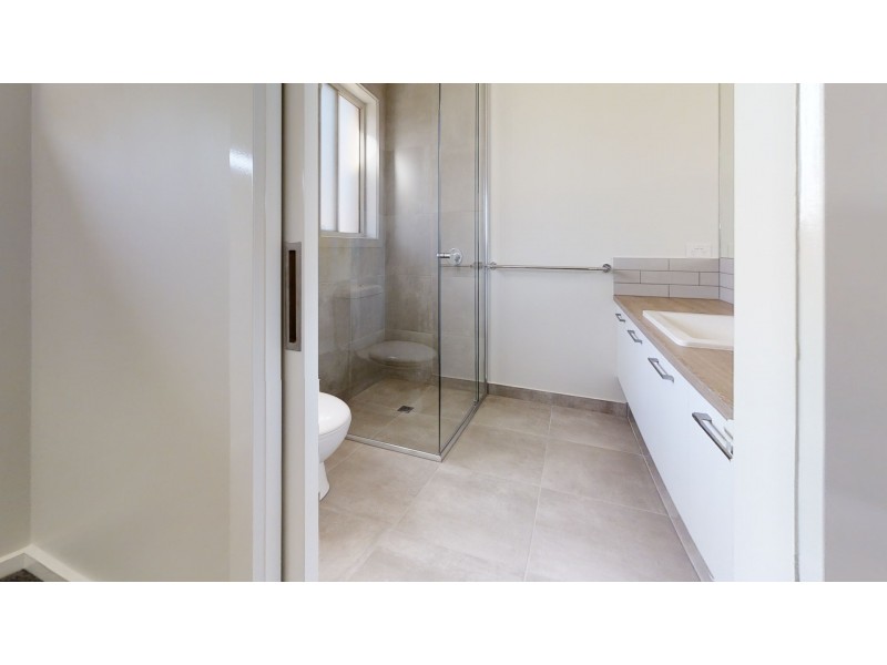 2/8A Oakes Place, Golden Square VIC 3555