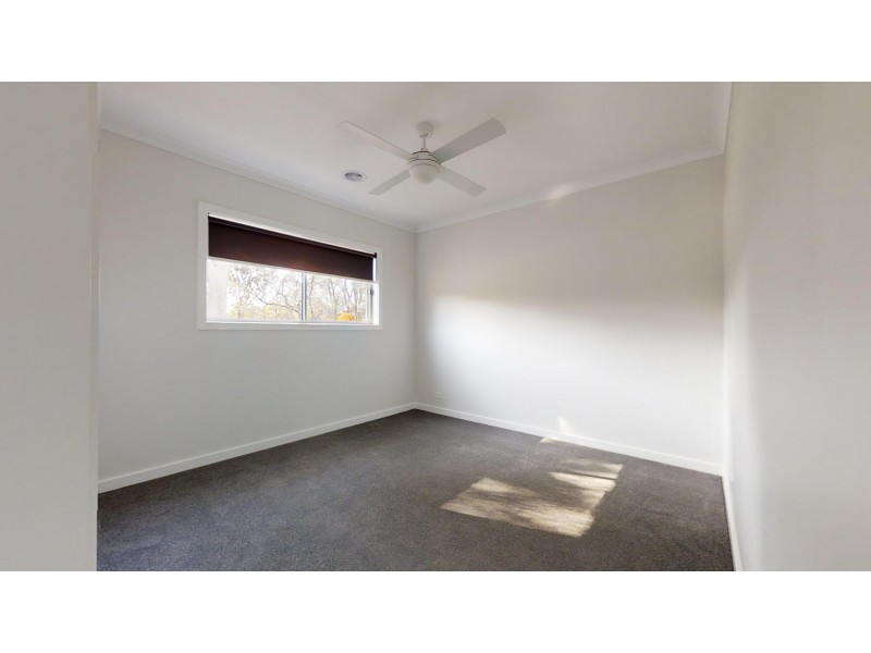 2/8A Oakes Place, Golden Square VIC 3555