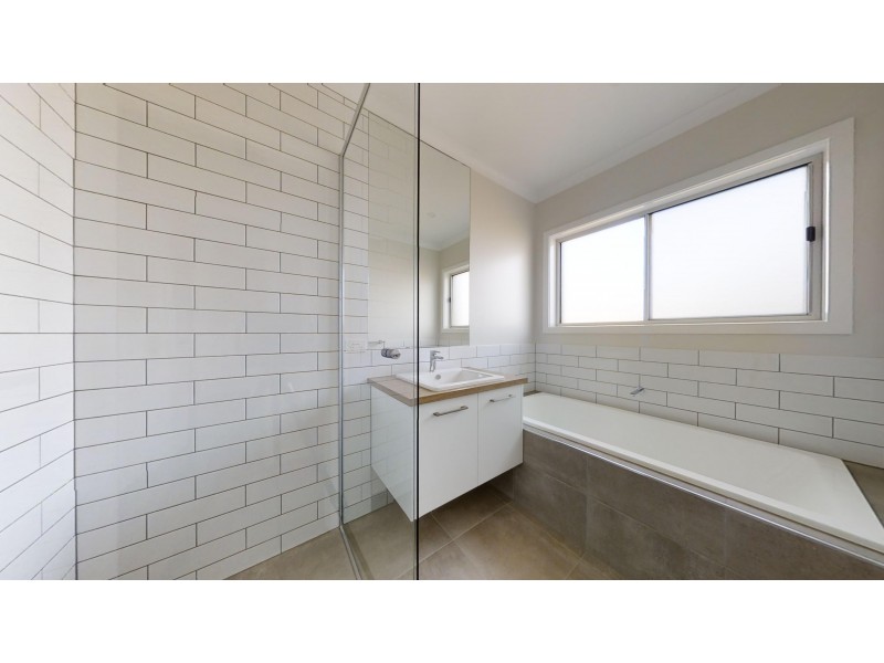 2/8A Oakes Place, Golden Square VIC 3555