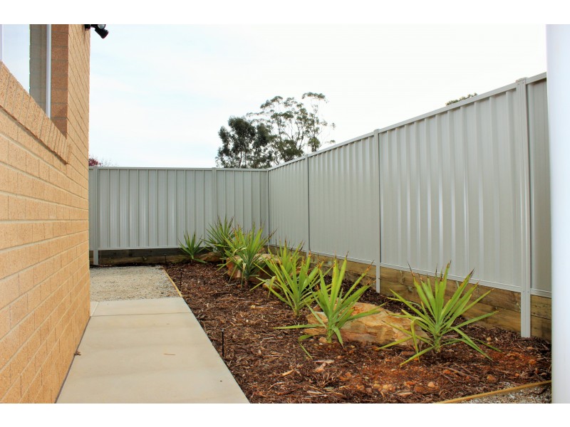 2/8A Oakes Place, Golden Square VIC 3555