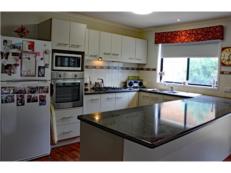 15 Freeman Drive, Kangaroo Flat VIC 3555