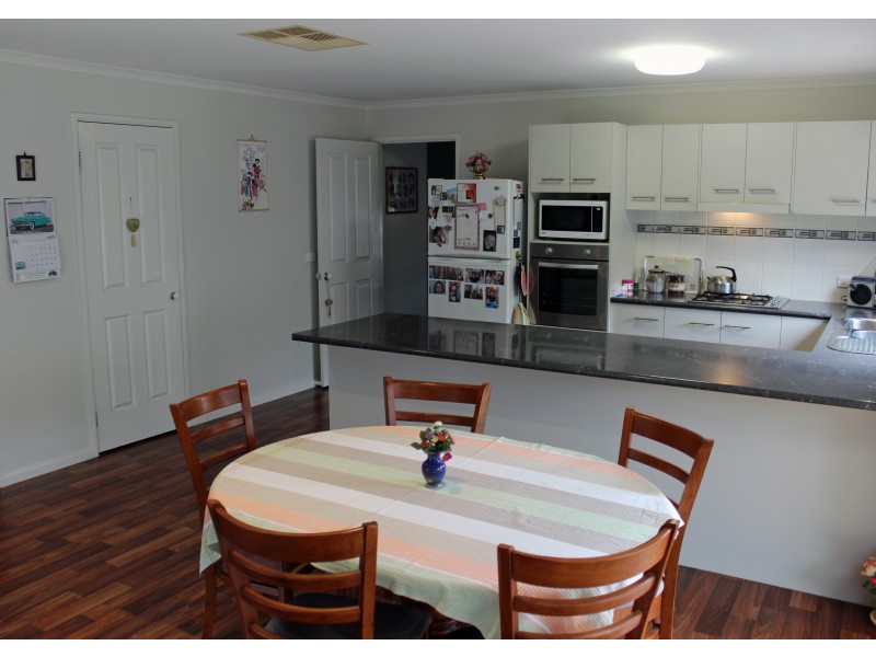 15 Freeman Drive, Kangaroo Flat VIC 3555