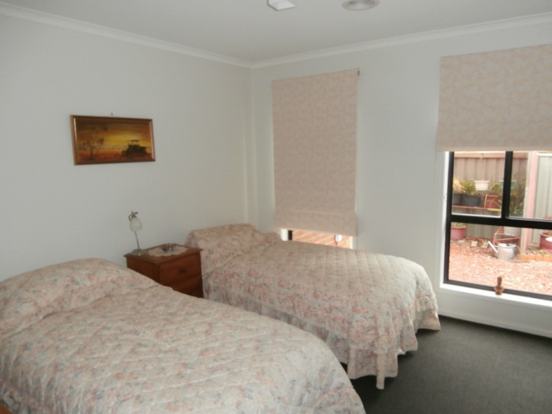 15 Freeman Drive, Kangaroo Flat VIC 3555