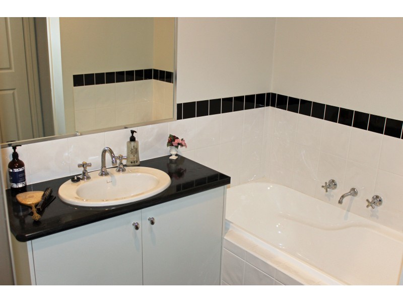 15 Freeman Drive, Kangaroo Flat VIC 3555