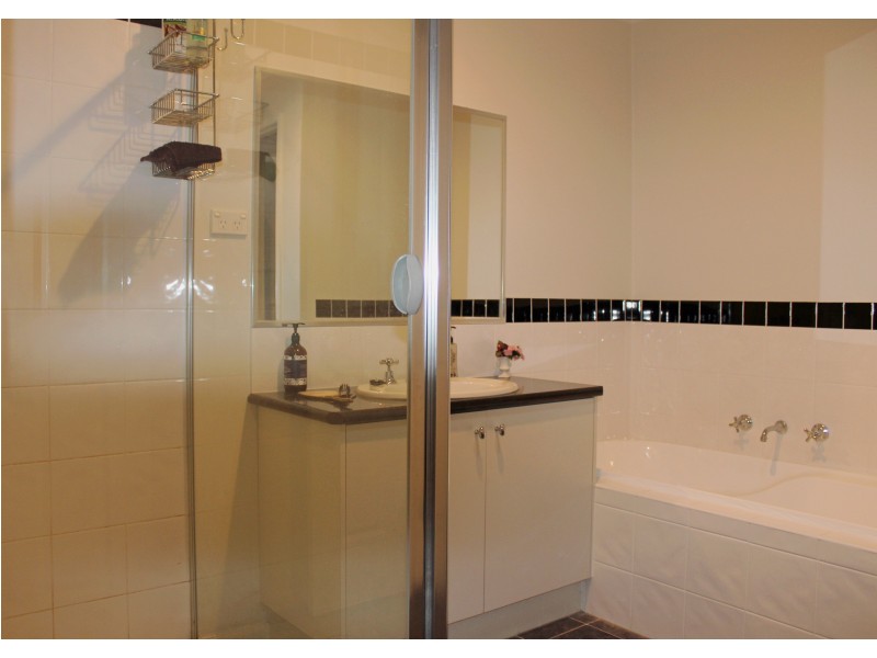 15 Freeman Drive, Kangaroo Flat VIC 3555