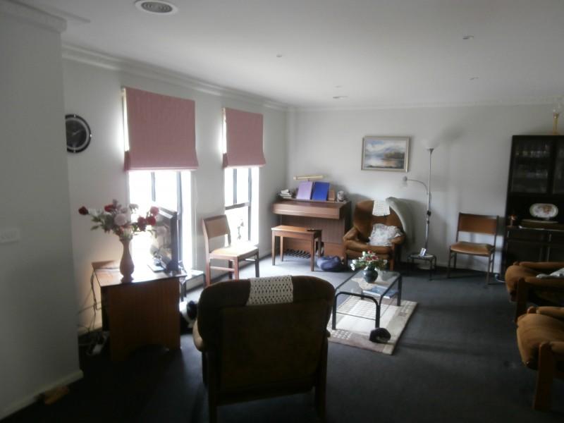 15 Freeman Drive, Kangaroo Flat VIC 3555