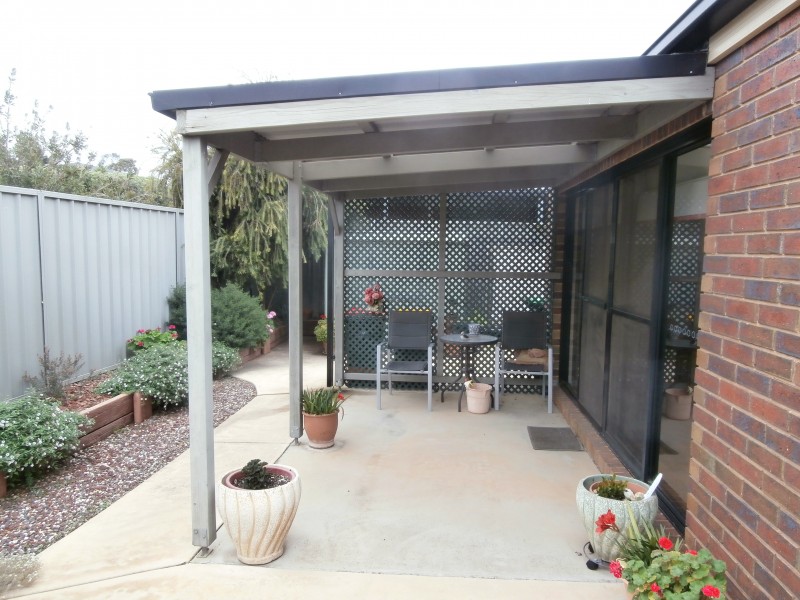 15 Freeman Drive, Kangaroo Flat VIC 3555