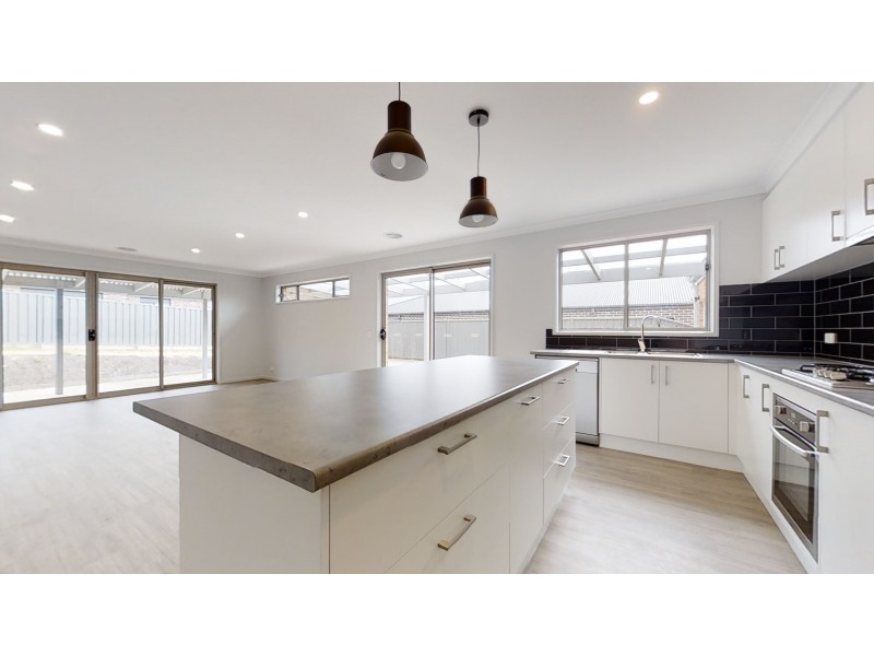 10 Ashbourne Way, Kangaroo Flat VIC 3555